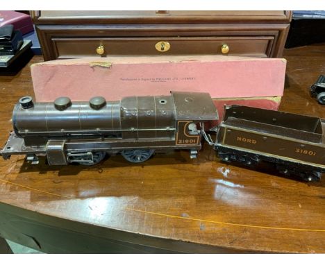 Vintage HORNBY MECCANO O Gauge Maroon Nord 31801 Clockwork Locomotive and tender with box and key in unrestored condition. 17