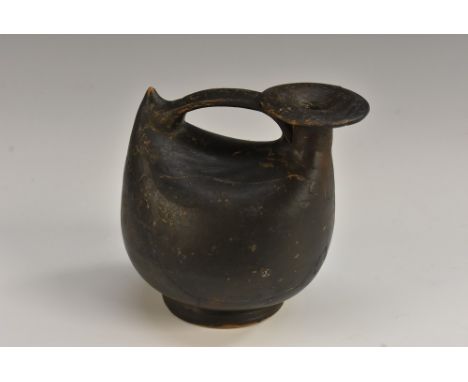 Antiquities - a Greek askos oil flask, 10cm long, c.500BC 