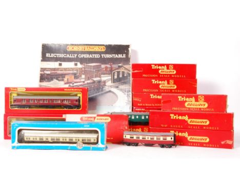 A good assorted collection of 00 gauge railway trainset rolling stock items and accessories. To include; several vintage Tria