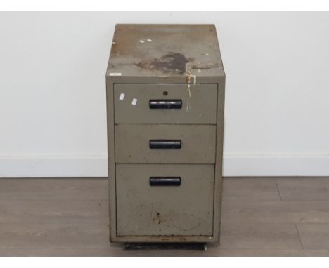 3 drawer tool chest including a selection of tools