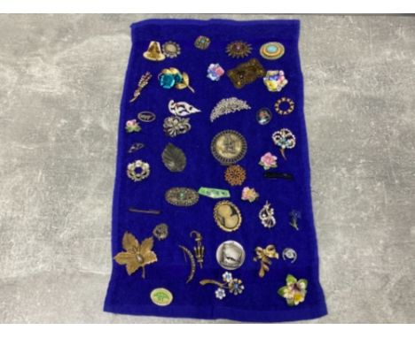 Large quantity of vintage ladies brooches includes cameo, silver forget knot and enamel etc