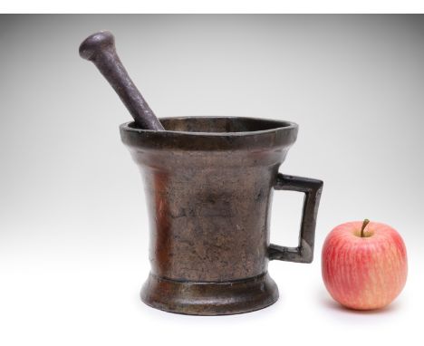 MORTAR WITH PESTLE/MORSER | CENTRAL EUROPE | 17TH CENTURY | 17th century | 15 x 15 cm (height x diameter) | Bronze | Provenan