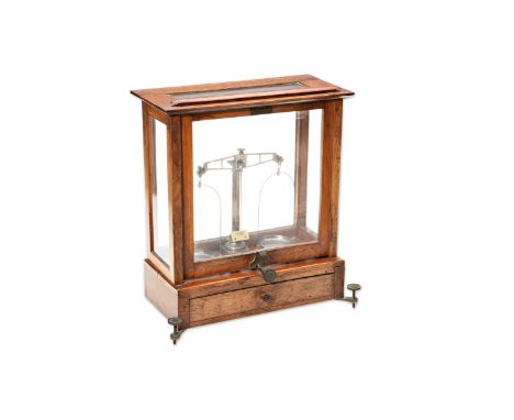 PHARMACY/APOTHECARY/MEDICAL BALANCE SCALES | S. YMONET, PARIS | Around year 1900 | 38,5 x 35 x 18 cm (height x width x depth)