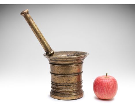 MORTAR WITH PESTLE/MORSER | CENTRAL EUROPE | 18TH CENTURY | 18th century | 14 x 14 cm (height x diameter) | Brass | Provenanc