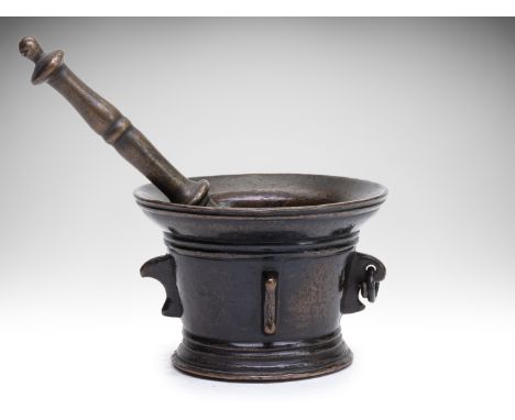 MORTAR WITH PESTLE/MORSER | CENTRAL EUROPE | 17TH CENTURY | 17th century | 8 x 12 cm (height x diameter) | Bronze | Provenanc