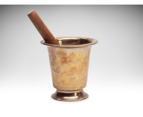 MORTAR WITH PESTLE/MORSER | CENTRAL EUROPE | 20TH CENTURY | 20th century | 11 x 11 cm (height x diameter) | Brass | Provenanc