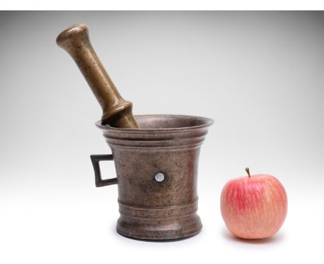 MORTAR WITH PESTLE/MORSER | CENTRAL EUROPE | 18TH CENTURY | 18th century | 12 x 12 cm (height x diameter) | Bronze | Provenan