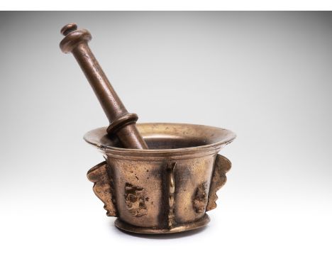 MORTAR WITH PESTLE/MORSER | CENTRAL EUROPE | 17TH CENTURY | 17th century | 8 x 13 cm (height x diameter) | Bronze | Provenanc