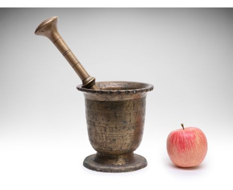 MORTAR WITH PESTLE/MORSER | CENTRAL EUROPE | 20TH CENTURY | 20th century | 15 x 14 cm (height x diameter) | Bronze | Provenan