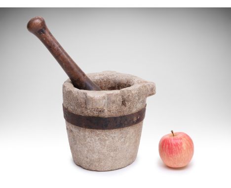 MORTAR WITH PESTLE/MORSER | CENTRAL EUROPE | 17TH CENTURY | 17th century | 17 x 20 cm (height x diameter) | Calculus | Proven