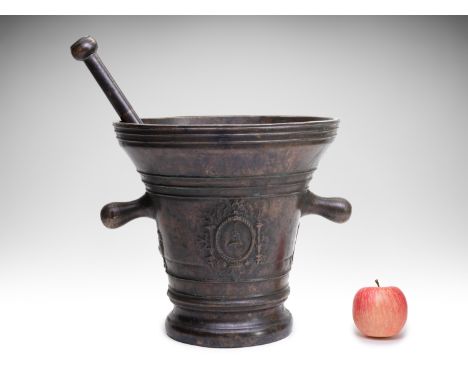 LARGE MORTAR WITH PESTLE/MORSER | CENTRAL EUROPE | 19TH CENTURY | 19th century | 29 x 30 cm (height x diameter) | Bronze | Pr