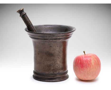 MORTAR WITH PESTLE/MORSER | CENTRAL EUROPE | 17TH CENTURY | 17th century | 14 x 14 cm (height x diameter) | Bronze | Provenan