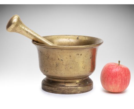 MORTAR WITH PESTLE/MORSER | CENTRAL EUROPE | 19TH CENTURY | 19th century | 12 x 17 cm (height x diameter) | Brass | Provenanc