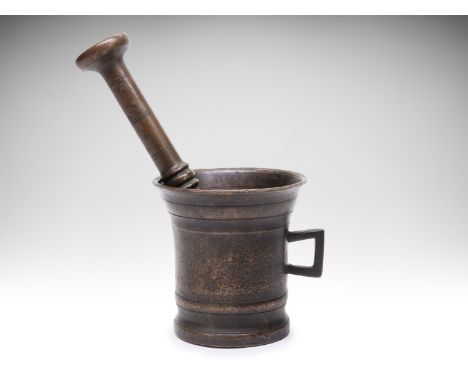 MORTAR WITH PESTLE/MORSER | CENTRAL EUROPE | 19TH CENTURY | 19th century | 11 x 11 cm (height x diameter) | Bronze | Provenan