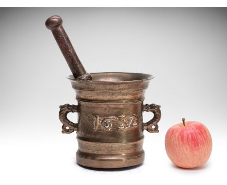 MORTAR WITH PESTLE/MORSER | CENTRAL EUROPE | 1652 | 1652 | 14 x 14 cm (height x diameter) | Bronze | Provenance: private phar