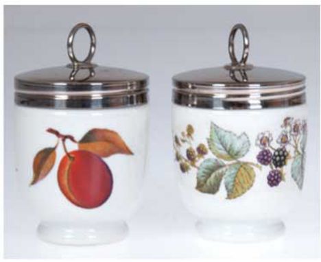 Paar Egg Coddler, Royal Worcester, Porzellan mit Früchtedekor, versilberter Deckel mit Ringgriff, H. 10 cm, im Originalkarton