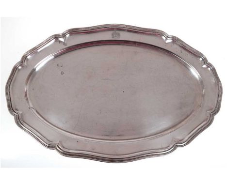 Große Platte, 800er Silber, deutsch, oval, Chippendale, geschweifte Fahne mit ziseliertem Adelswappen, ca. 1490 g, L. 55 cm