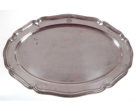 Große Platte, 800er Silber, deutsch, oval, Chippendale, geschweifte Fahne mit ziseliertem Adelswappen, ca. 1490 g, L. 55 cm