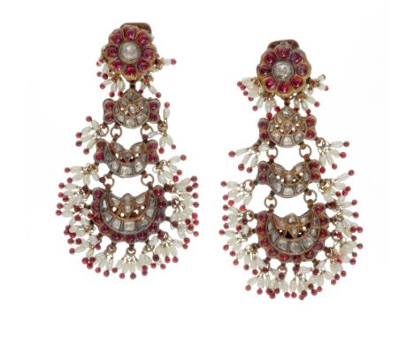 Orecchini pendenti manifattura indiana smalto kundalini e diamanti taglio rosa. Piccoli rubini taglio cabochon, chiusura a cl