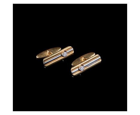 A pair of cufflinksBicoloured gold 800/000Set with 2 brilliant cut diamonds totalling approximately 0,10 ct.Oporto hallmark (