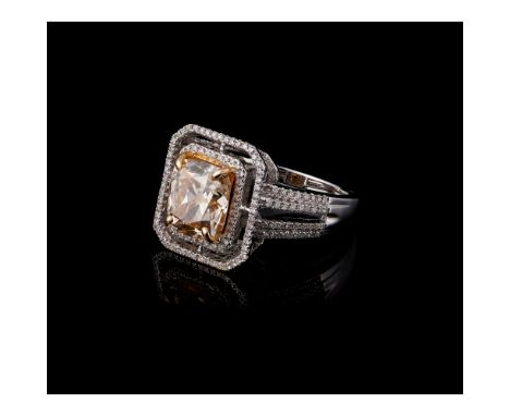 A ringGold 750/000Set with 202 brilliant cut diamonds totalling approximately 1 ct. and 1 antique cushion cut yellow coloured