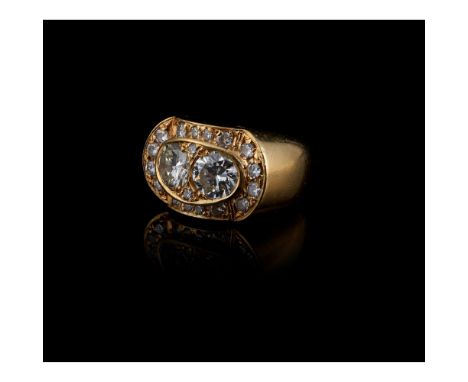 A ringGoldSet with 16 brilliant cut diamonds totalling approximately 0,50 ct., and 2 larger brilliant cut diamonds totalling 