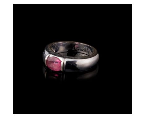 A CHAUMET  ringGold 750/000Set with oval cut rubelliteFrance assay warrantee mark, signed and numbered 374679, later Lisbon h