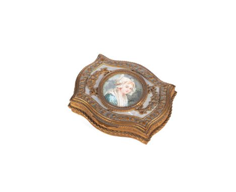 A box and coverYellow metalCover with mother-of-pearl and female miniature portrait on ivoryEurope, 19th century3x11x9 cmThis