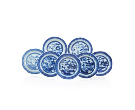 A set of seven dinner platesChinese export porcelainBlue river view, pagodas and boats decorationQing dynasty, 19th century(h