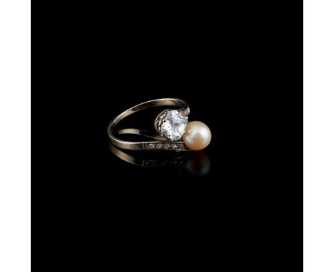 A ringGoldSet with one pearl (6 mm), rose cut diamonds and one antique brilliant cut diamond of approximately 0,86 ct.Unmarke