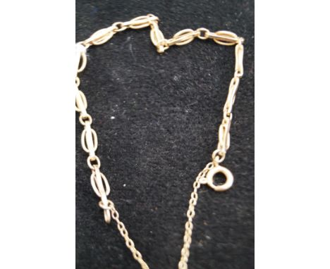 9ct Gold bracelet with safety chain Weight 3g