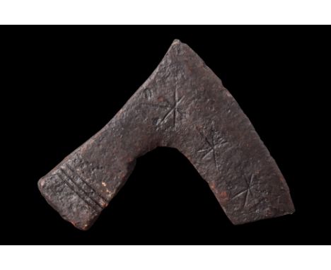 Ca. 900-1100 AD.An iron axe head with a splendid, bearded design and a slightly curved cutting edge. The bearded-type axe hea