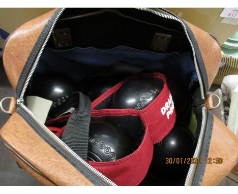 BOWLS BAG CONTAINING MIXED CARPET BOWLS