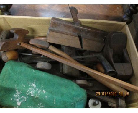 BOX CONTAINING MIXED WOOD WORKING TOOLS, LEATHER RULER, BOX PLANES, MOULDING PLANES ETC