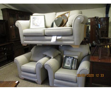 GOOD QUALITY MODERN CREAM UPHOLSTERED THREE PIECE SUITE COMPRISING A TWO SEATER SOFA AND TWO ARMCHAIRS WITH CUSHIONS