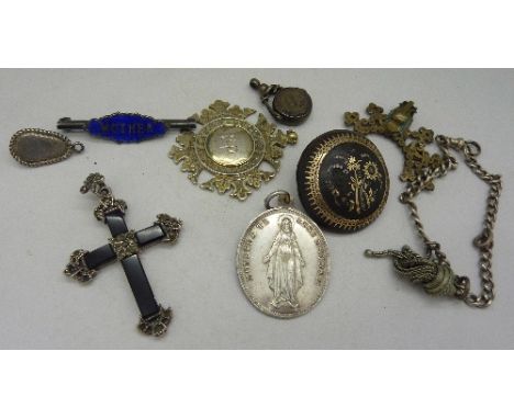 A pique brooch, a/f, a cross pendant, an enamel Mother brooch, etc.