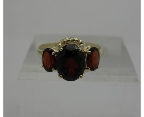 A 9ct gold and garnet ring, weight 1.7g, size O