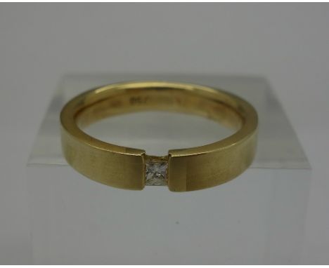 An 18ct gold and diamond ring, weight 7g, size P