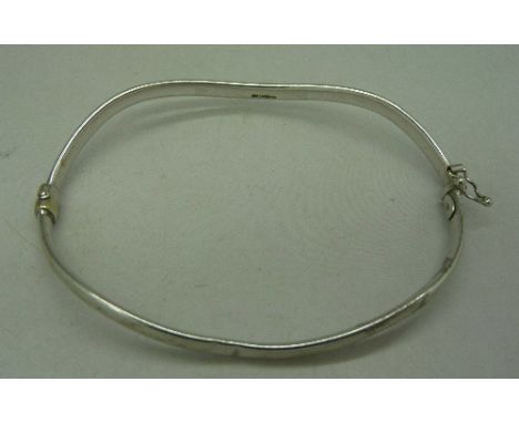 A 9ct white gold bangle, weight 4g