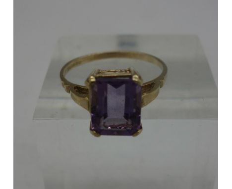 A 9ct gold and amethyst ring, weight 2.5g, size O