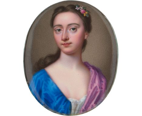 Zincke, Christian Friedrich -- Miniatur Portrait einer jungen Frau mit Blumen im langen, dunklen Haar, in tief ausgeschnitten