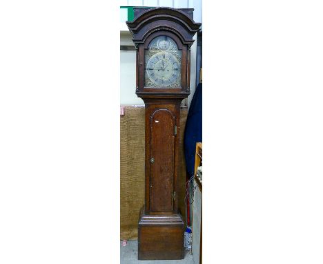 A good 18th century oak cased longcase clock by John Rawlins of Stone: Arched brass dial in crossbanded oak case.  Measuring 