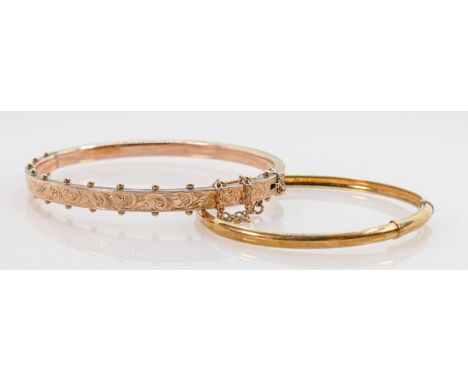 9ct gold baby's bracelet and yellow metal bangle, 8.6g. (2): 