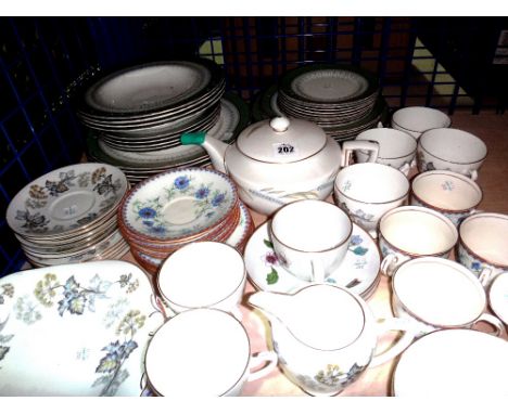 A quantity of ceramic dinner and tea wares, including Coalport, Aynsley, Worcester and sundry.