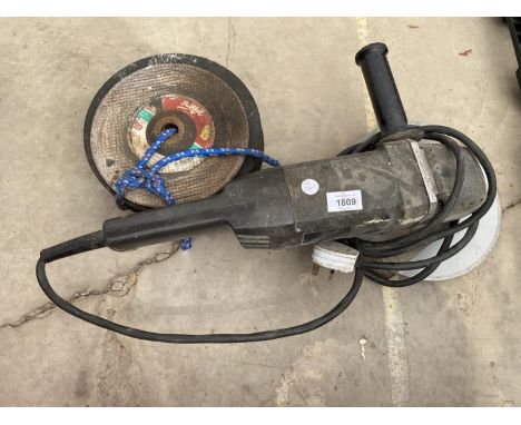 A BLACK AND DECKER ANGLE GRINDER AND AN ASSORTMENT OF CUTTING DISCS 