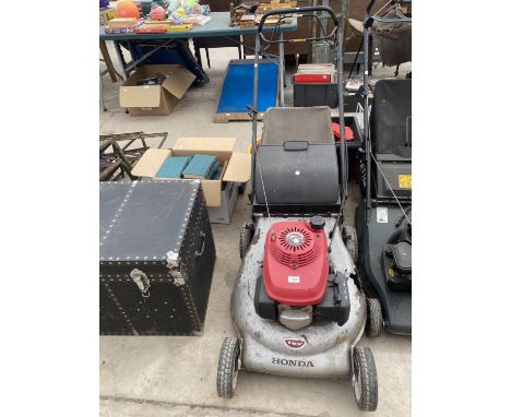 A HONDA IZY PETROL ENGINE LAWN MOWER WITH GRASS BOX (CORROSION TO CUTTING DECK) 