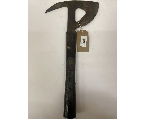A WORLD WAR II RAF ESCAPE AXE, LENGTH 40CM 