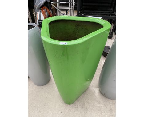 A SINGLE GREEN TRIANGULAR FIBRE GLASS PLANTER (H:86CM) 