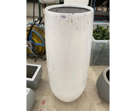 A SINGLE WHITE ROUND FIBRE GLASS PLANTER (H:80CM) 
