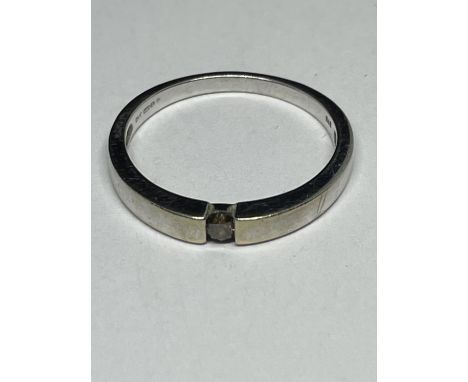 A 9 CARAT WHITE GOLD RING WITH A SMOKEY QUARTZ STONE SIZE R 